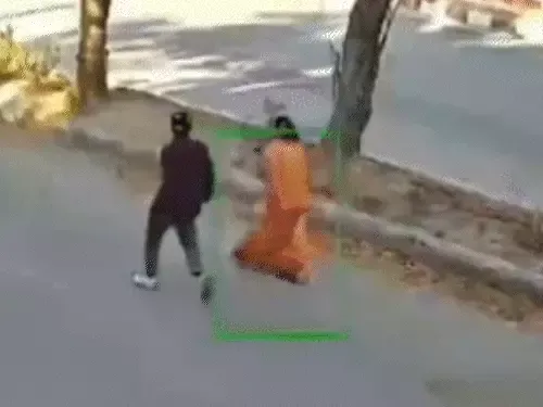 मंदिर से लौट रही बुजुर्ग महिला से चेन स्नैचिंग, विरोध करने पर डिवाइडर पर पटका