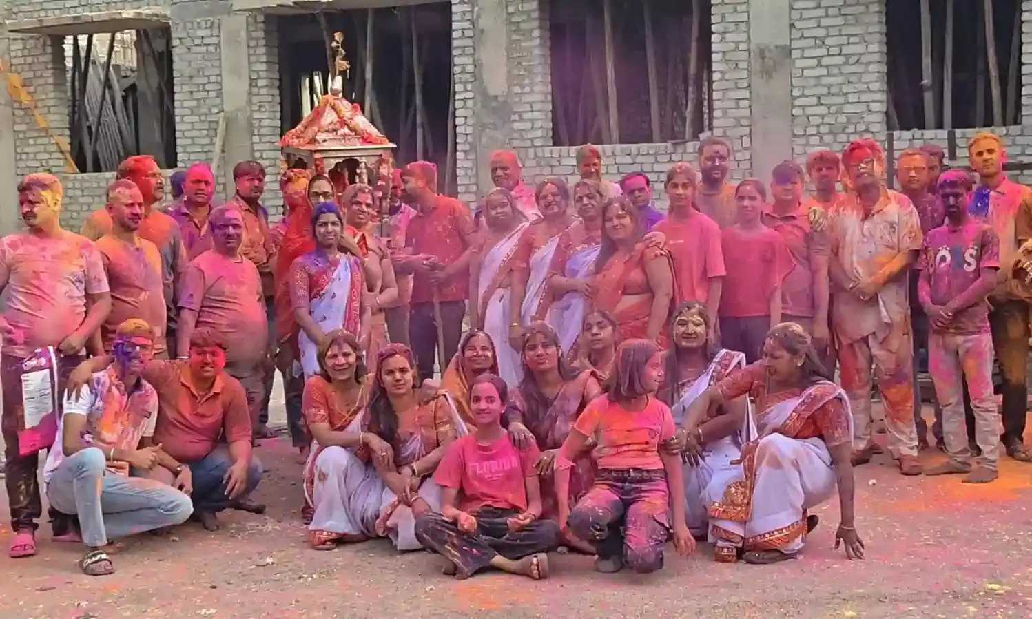 रायला मे भगवान श्री चारभूजा नाथ के संग खेली होली