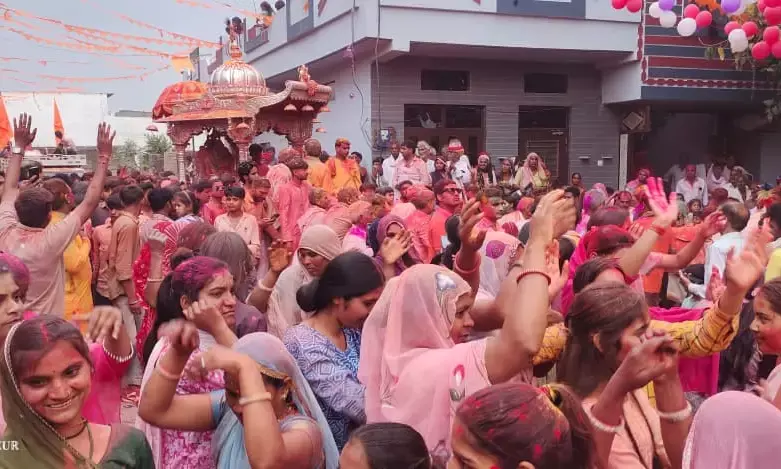 सिंगोली श्याम अनूठा संगम देखने को मिला, शोभायात्रा में अबीर गुलाल से सराबोर हो गया