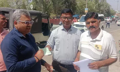 बकाया यूडी टैक्स न भरने पर शोरूम सीज करने पहुंची टीम, मौके पर जमा हुए 3.16 लाख बकाया यूडी टैक्स न भरने पर शोरूम सीज करने पहुंची टीम, मौके पर जमा हुए 3.16 लाख