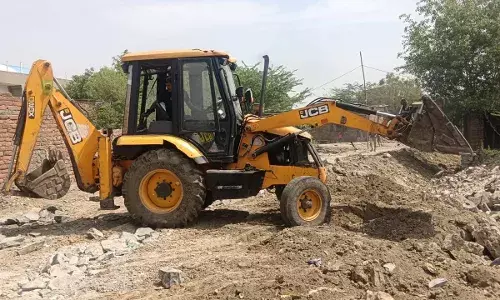 नगर निगम का पीला पंजा: कुवाड़ा खान में 50 लाख की सरकारी जमीन से हटाया अतिक्रमण, नींव को किया ध्वस्त नगर निगम का पीला पंजा: कुवाड़ा खान में 50 लाख की सरकारी जमीन से हटाया अतिक्रमण, नींव को किया ध्वस्त