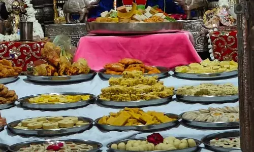 90 साल पुरानी परंपरा; 40 किलो के चांदी के बेवाण में भक्तों के द्वार पहुंचेंगे चारभुजा नाथ, 15 घंटे खेलेंगे होली 90 साल पुरानी परंपरा; 40 किलो के चांदी के बेवाण में भक्तों के द्वार पहुंचेंगे चारभुजा नाथ, 15 घंटे खेलेंगे होली