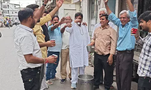 भीलवाड़ा: नव संवत्सर पर उत्साह, व्यापारियों ने पिलाई ठंडाई भीलवाड़ा: नव संवत्सर पर उत्साह, व्यापारियों ने पिलाई ठंडाई