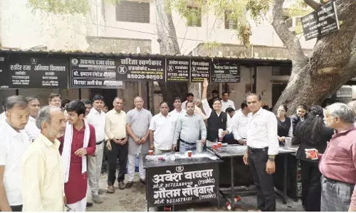 अधिवक्ता परिषद ने न्यायालय मे ठंडाई वितरित कर नववर्ष का किया स्वागत अधिवक्ता परिषद ने न्यायालय मे ठंडाई वितरित कर नववर्ष का किया स्वागत