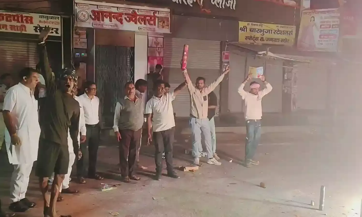 गंगापुर में नववर्ष पर भूत बावजी मंदिर में आतिशबाजी व ठंडाई वितरण गंगापुर में नववर्ष पर भूत बावजी मंदिर में आतिशबाजी व ठंडाई वितरण