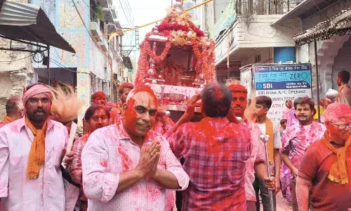 बनेड़ा में फाग अमावस्या पर उमड़ा श्रद्धा का सैलाब: ठाकुर जी ने भक्तों के संग खेली होली बनेड़ा में फाग अमावस्या पर उमड़ा श्रद्धा का सैलाब: ठाकुर जी ने भक्तों के संग खेली होली