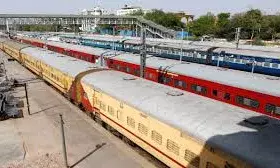 रेलवे के छह अधिकारियों पर गिरी गाज, सेवा मानकों से समझौता मंजूर नहीं