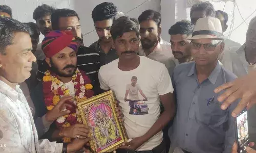 सिंगोली चारभुजा में छोटू सिंह रावणा‌ को तस्वीर भेट की