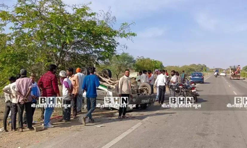 सांवरिया जी दर्शन को जा रहे श्रद्धालुओं की बोलेरो पलटी, 11 लोग बाल-बाल बचे सांवरिया जी दर्शन को जा रहे श्रद्धालुओं की बोलेरो पलटी, 11 लोग बाल-बाल बचे