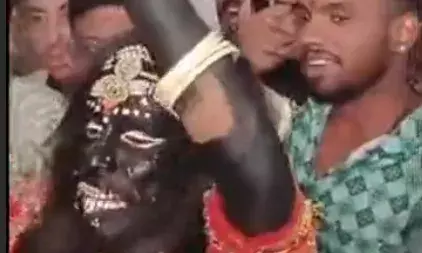 उदयपुर की खास परंपरा, भूत बनकर निकला युवक, 4 दिन चलेगी शाही सवारी उदयपुर की खास परंपरा, भूत बनकर निकला युवक, 4 दिन चलेगी शाही सवारी