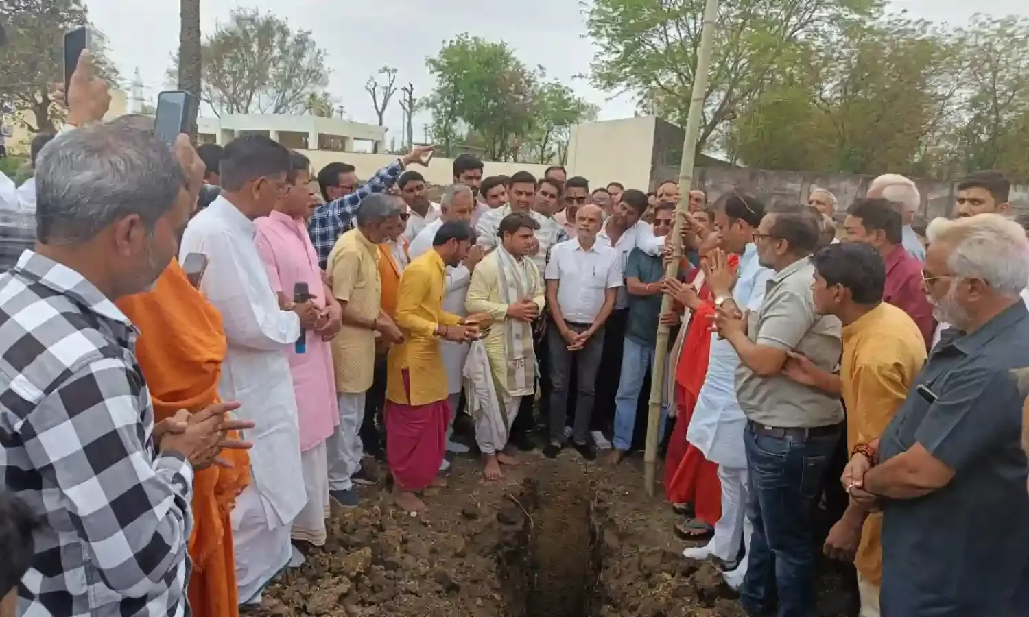 पंडित प्रदीप मिश्रा की शिव महापुराण कथा का शंखनाद: वैदिक मंत्रोच्चार के साथ धर्म ध्वजा स्थापित पंडित प्रदीप मिश्रा की शिव महापुराण कथा का शंखनाद: वैदिक मंत्रोच्चार के साथ धर्म ध्वजा स्थापित