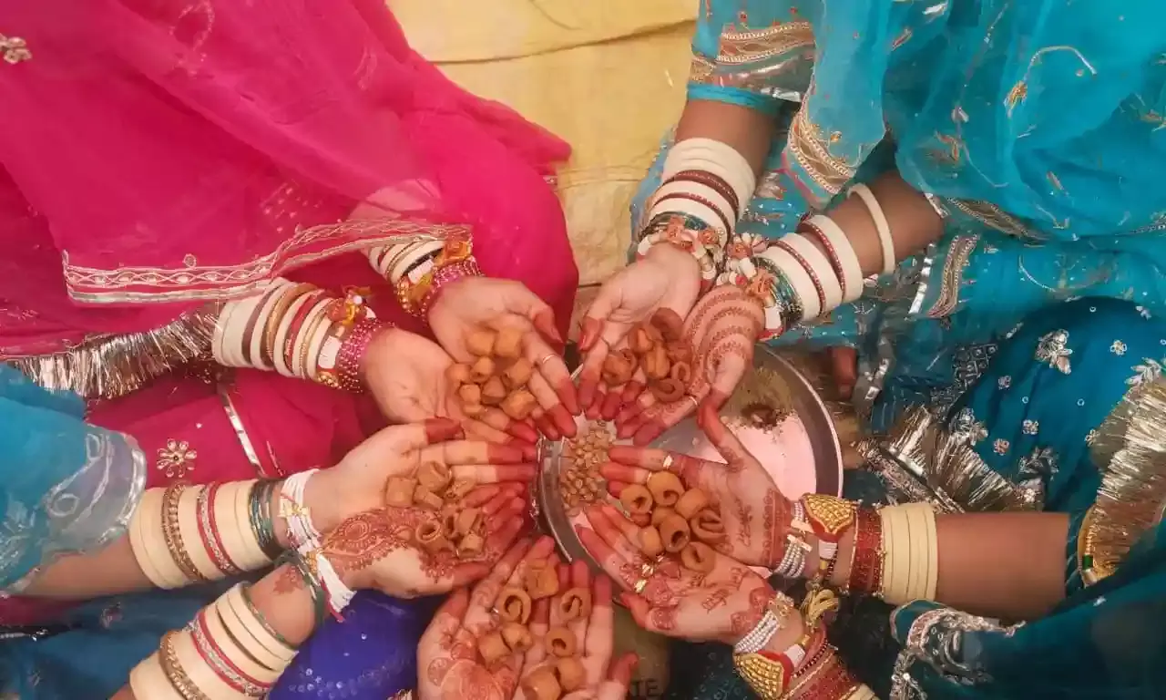 महिलाओं ने की इसर गणगौर की पुजा