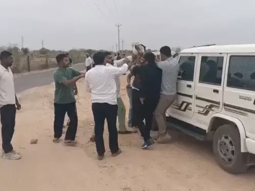 बाड़मेर: विंड मिल लगाने का विरोध, किसान ने पेट्रोल डालकर सुसाइड का प्रयास किया, गुस्साए ग्रामीणों ने कंपनी अधिकारियों को पीटा