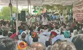 नारकोटिक्स विभाग के खिलाफ अफीम किसानों का हल्ला बोल नारकोटिक्स विभाग के खिलाफ अफीम किसानों का हल्ला बोल