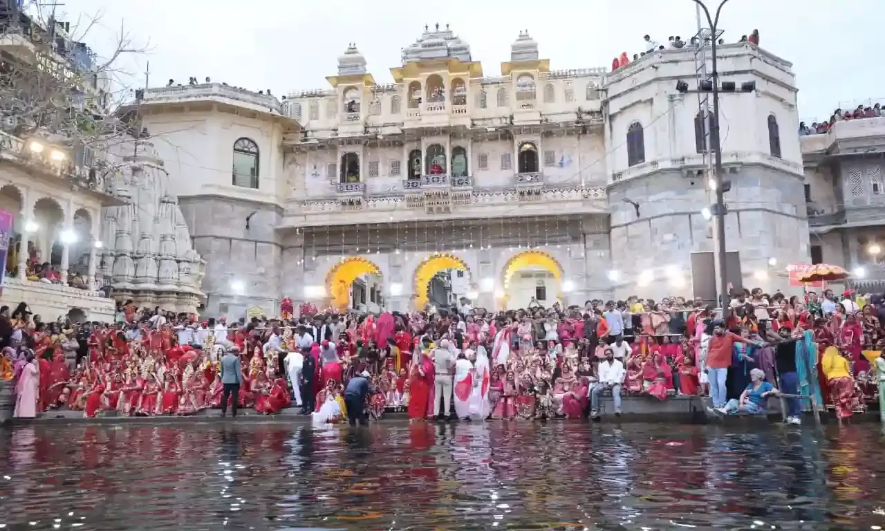 उदयपुर में पिछोला झील किनारे लोक संस्कृति और परम्पराओं का अनूठा संगम, कलाकारों की प्रस्तुतियों ने बांधा समां उदयपुर में पिछोला झील किनारे लोक संस्कृति और परम्पराओं का अनूठा संगम, कलाकारों की प्रस्तुतियों ने बांधा समां
