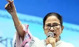 ईद के मंच से ममता का वार: ‘मतदान का अधिकार नहीं छीनने देंगे’, भाजपा पर लगाए गंभीर आरोप