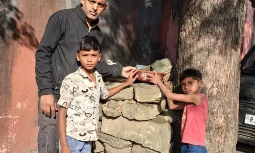 जीव दया की मिसाल: पक्षियों के लिए लगाए परिंडे