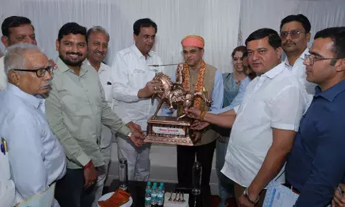 33 वर्षों बाद निंबाहेड़ा पहुंचे मुख्य सचिव वी. श्रीनिवास का स्वागत 33 वर्षों बाद निंबाहेड़ा पहुंचे मुख्य सचिव वी. श्रीनिवास का स्वागत