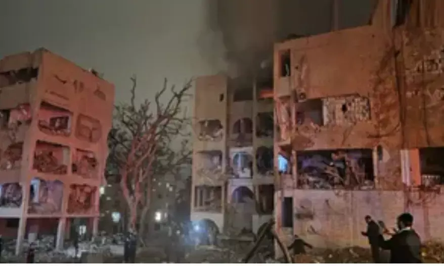 ईरान-इजरायल युद्ध: दक्षिणी इजरायल पर बैलिस्टिक मिसाइलों का बड़ा हमला, 100 से अधिक घायल ईरान-इजरायल युद्ध: दक्षिणी इजरायल पर बैलिस्टिक मिसाइलों का बड़ा हमला, 100 से अधिक घायल