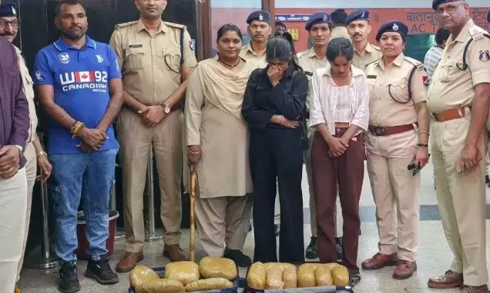 वंदे भारत एक्सप्रेस में नशे की खेप: 24 किलो गांजे के साथ दो युवतियां गिरफ्तार वंदे भारत एक्सप्रेस में नशे की खेप: 24 किलो गांजे के साथ दो युवतियां गिरफ्तार