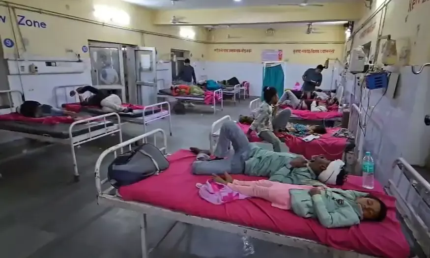 धौलपुर-करौली हाईवे पर भीषण सड़क हादसा: श्रद्धालुओं से भरी कार ट्रक से टकराई, 5 माह के मासूम की मौत, 12 घायल