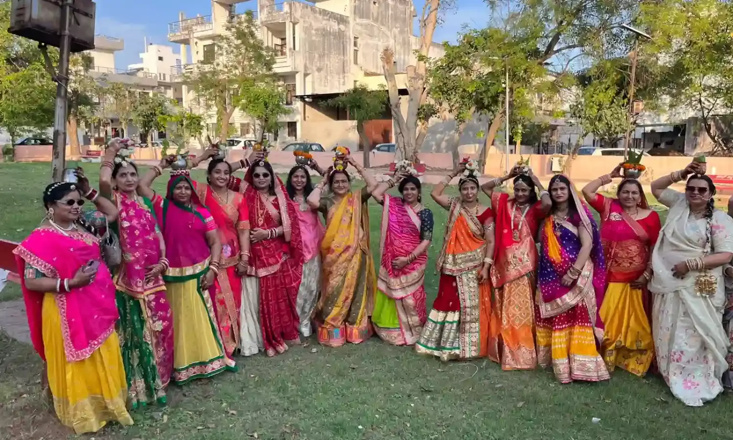 विजय सिंह पथिक नगर पार्क में महिलाओं ने निकाली शोभायात्रा, लोकगीतों से गूंजा वातावरण विजय सिंह पथिक नगर पार्क में महिलाओं ने निकाली शोभायात्रा, लोकगीतों से गूंजा वातावरण