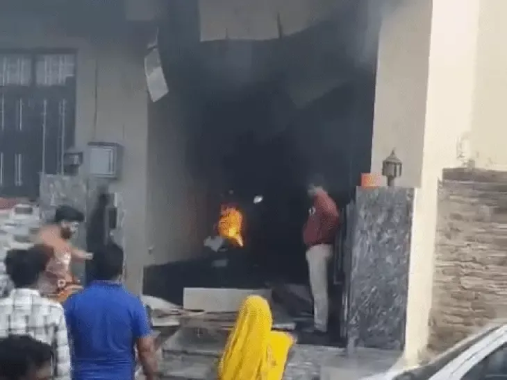 चार्जिंग के दौरान इलेक्ट्रिक स्कूटी की बैटरी में जोरदार ब्लास्ट, धू-धू कर जली गाड़ी; बाल-बाल बचा परिवार