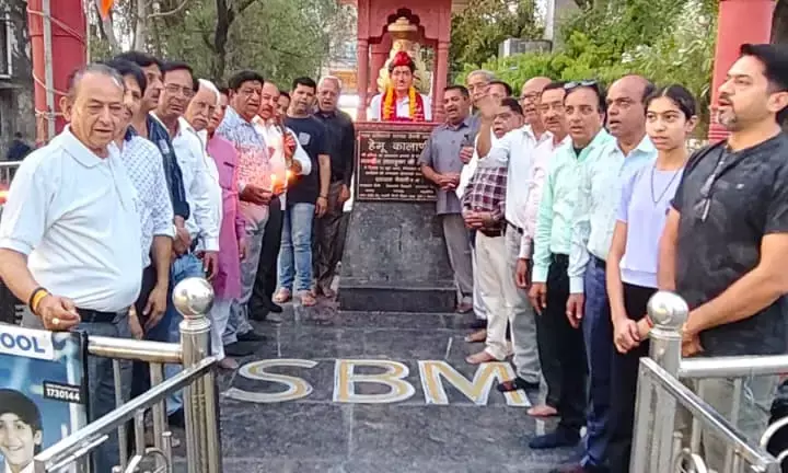 अमर शहीद हेमू कालानी के जन्म दिवस की पूर्व संध्या पर दीप दान किया अमर शहीद हेमू कालानी के जन्म दिवस की पूर्व संध्या पर दीप दान किया