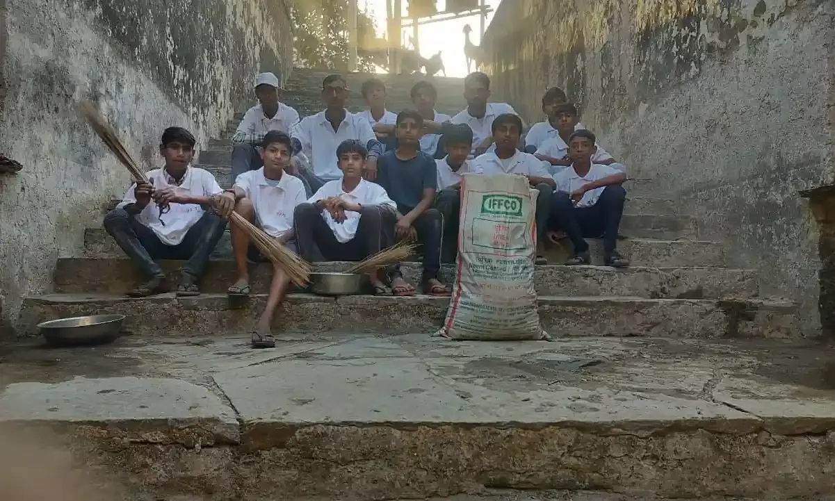 10 मिनट देश के नाम” से शहीद पखवाड़े की शुरुआत, बावड़ी की सफाई कर दी श्रद्धांजलि 10 मिनट देश के नाम” से शहीद पखवाड़े की शुरुआत, बावड़ी की सफाई कर दी श्रद्धांजलि