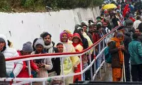 माँ वैष्णो देवी के दरबार में श्रद्धा का सैलाब: तीसरे दिन उमड़ी भारी भीड़, यात्रा पंजीकरण पुनः शुरू