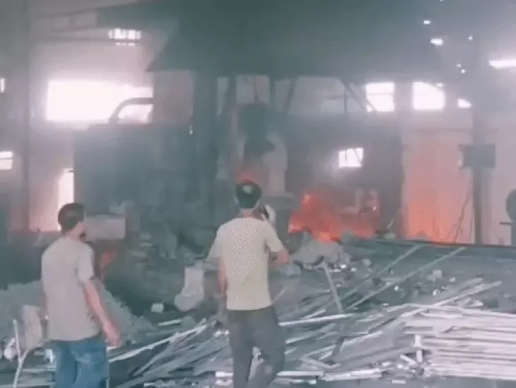 भटेवर में एल्युमीनियम फैक्ट्री में भीषण आग: 20 लाख से अधिक का नुकसान, टला बड़ा हादसा