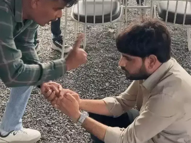 रिसॉर्ट में पकड़े जाने पर भड़की हिंसा; घर और बाइक फूंकी