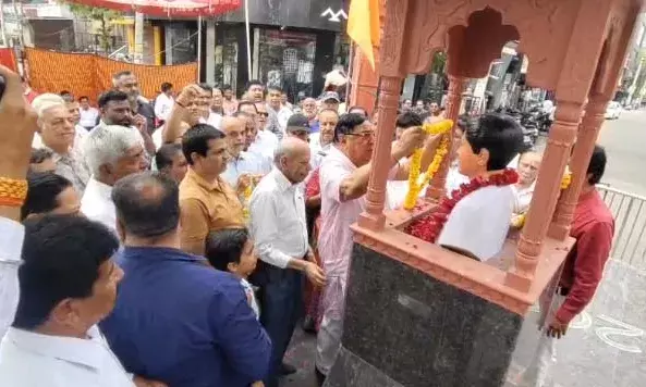 अमर शहीद हेमू कालानी का 104वां जन्म दिवस हर्षोल्लास से मनाया, ढोल-नगाड़ों के साथ युवाओं ने किया गैर नृत्य अमर शहीद हेमू कालानी का 104वां जन्म दिवस हर्षोल्लास से मनाया, ढोल-नगाड़ों के साथ युवाओं ने किया गैर नृत्य