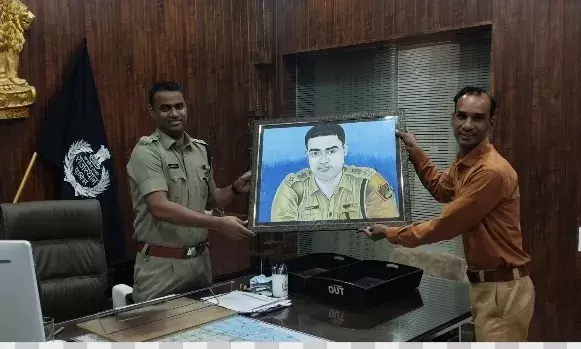 पुलिस अधीक्षक धर्मेंद्र सिंह की कार्यशैली से अभिभूत होकर चित्रकार ने भेंट की उनकी ऑयल पेंटिंग