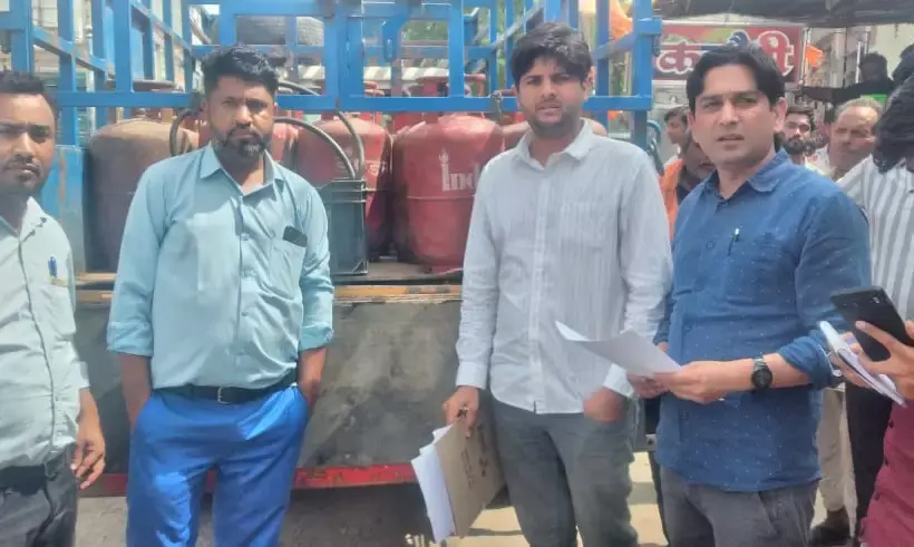 रायपुर में एलपीजी गैस के दुरुपयोग पर कार्रवाई, 37 सिलेंडर जब्त रायपुर में एलपीजी गैस के दुरुपयोग पर कार्रवाई, 37 सिलेंडर जब्त