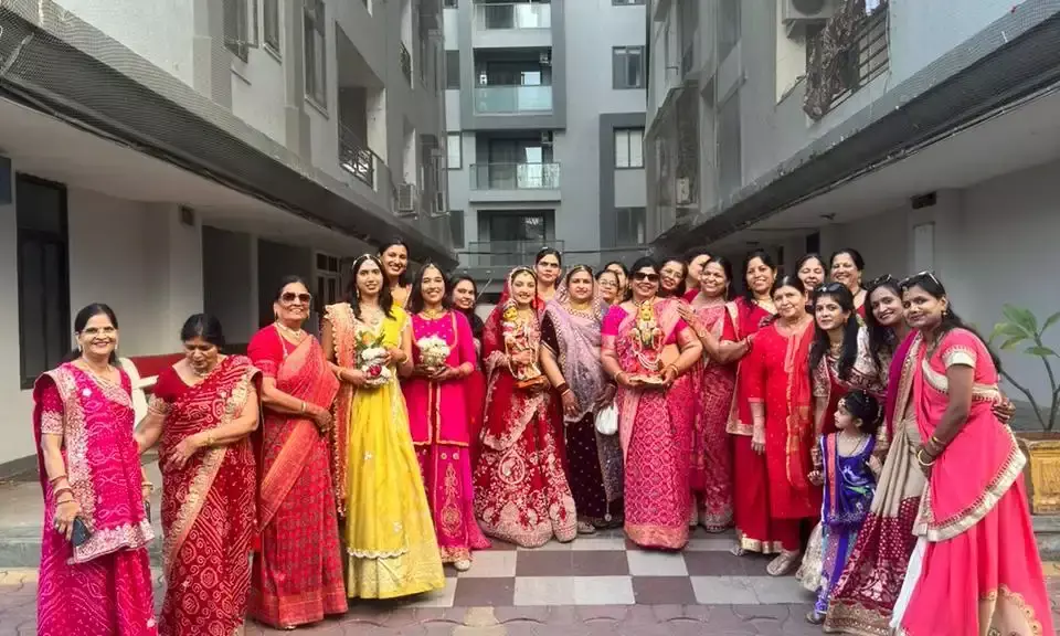 कांचीपुरम सोसायटी में सजी आस्था और परंपरा की रंगीन छटा, गीतों-नृत्य से गूंजा माहौल कांचीपुरम सोसायटी में सजी आस्था और परंपरा की रंगीन छटा, गीतों-नृत्य से गूंजा माहौल