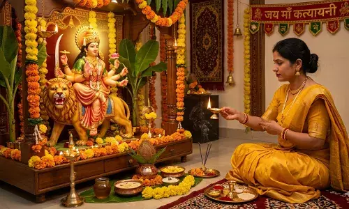 चैत्र नवरात्रि विशेष: छठे दिन मां कात्यायनी की पूजा, सुनहरे रूप में देती हैं भक्तों को अभय वरदान चैत्र नवरात्रि विशेष: छठे दिन मां कात्यायनी की पूजा, सुनहरे रूप में देती हैं भक्तों को अभय वरदान