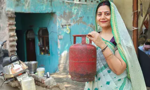 रसोई पर युद्ध की मार: अब छोटा होगा गैस सिलेंडर, हर घर तक पहुंचाने की तैयारी