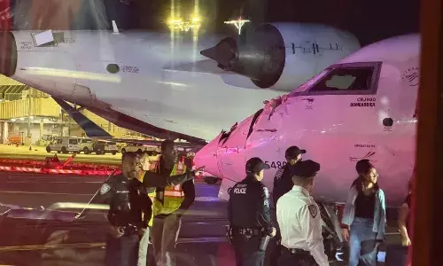 न्यूयॉर्क एयरपोर्ट पर बड़ा हादसा: लैंडिंग के दौरान विमान फायर ट्रक से टकराया, पायलट-को-पायलट की मौत न्यूयॉर्क एयरपोर्ट पर बड़ा हादसा: लैंडिंग के दौरान विमान फायर ट्रक से टकराया, पायलट-को-पायलट की मौत