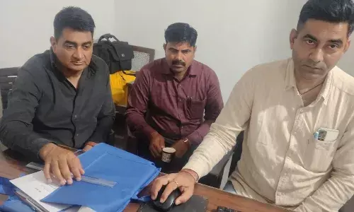 रेंजर 40 हजार की घूस लेते रंगे हाथों गिरफ्तार; सूखे पेड़ों की एनओसी के बदले मांगी थी रिश्वत रेंजर 40 हजार की घूस लेते रंगे हाथों गिरफ्तार; सूखे पेड़ों की एनओसी के बदले मांगी थी रिश्वत