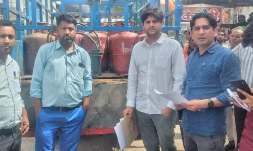 रायपुर में एलपीजी गैस के दुरुपयोग पर कार्रवाई, 37 सिलेंडर जब्त रायपुर में एलपीजी गैस के दुरुपयोग पर कार्रवाई, 37 सिलेंडर जब्त