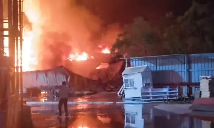 नीमराणा घीलोठ औद्योगिक क्षेत्र में एसी फैक्ट्री में भीषण आग