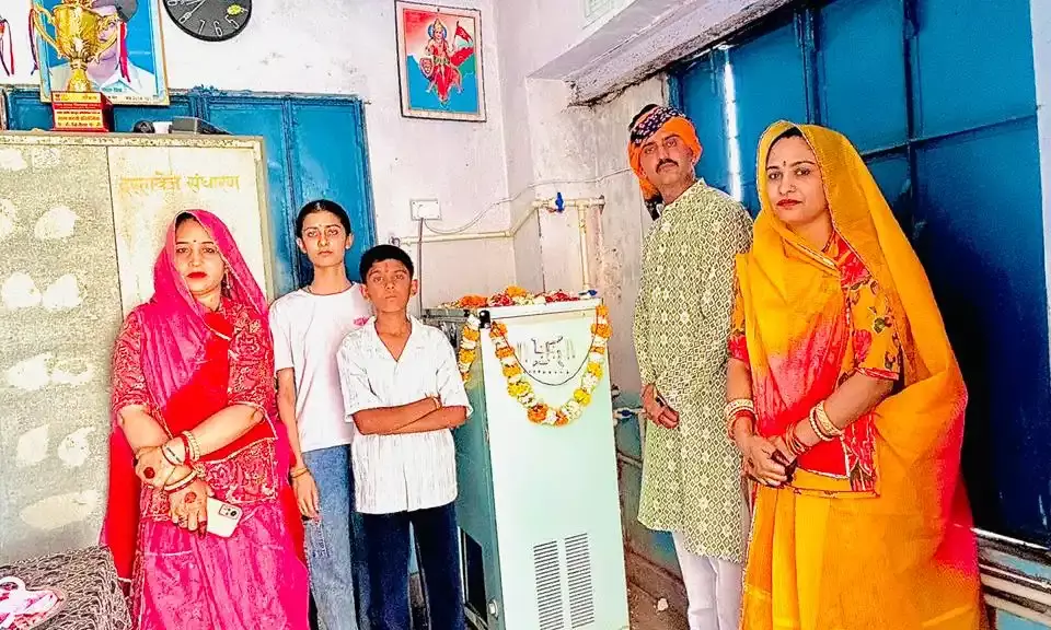 भामाशाह शिक्षक ने माता-पिता की स्मृति में विद्यालय को भेंट किया वाटर कूलर