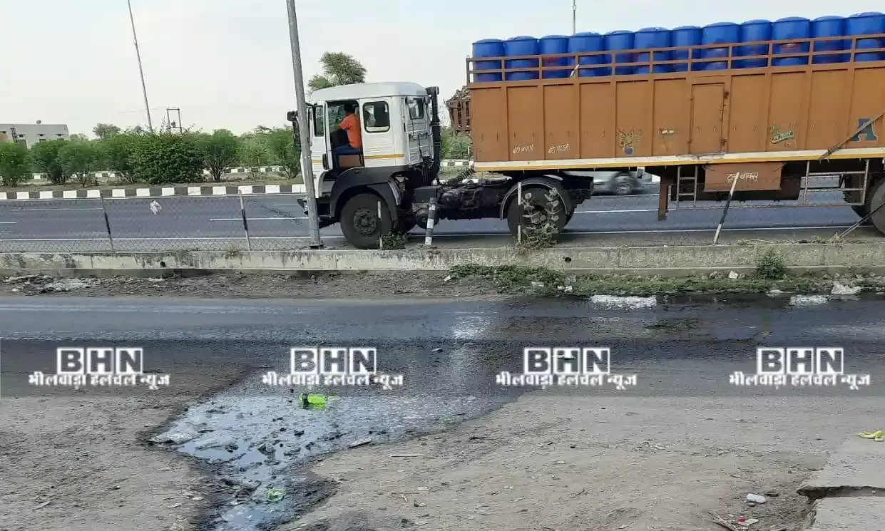 नानकपुरा चौराहा: सर्विस रोड पर बहता गंदा पानी बना मुसीबत, फिसलन से चोटिल हो रहे बाइक सवार