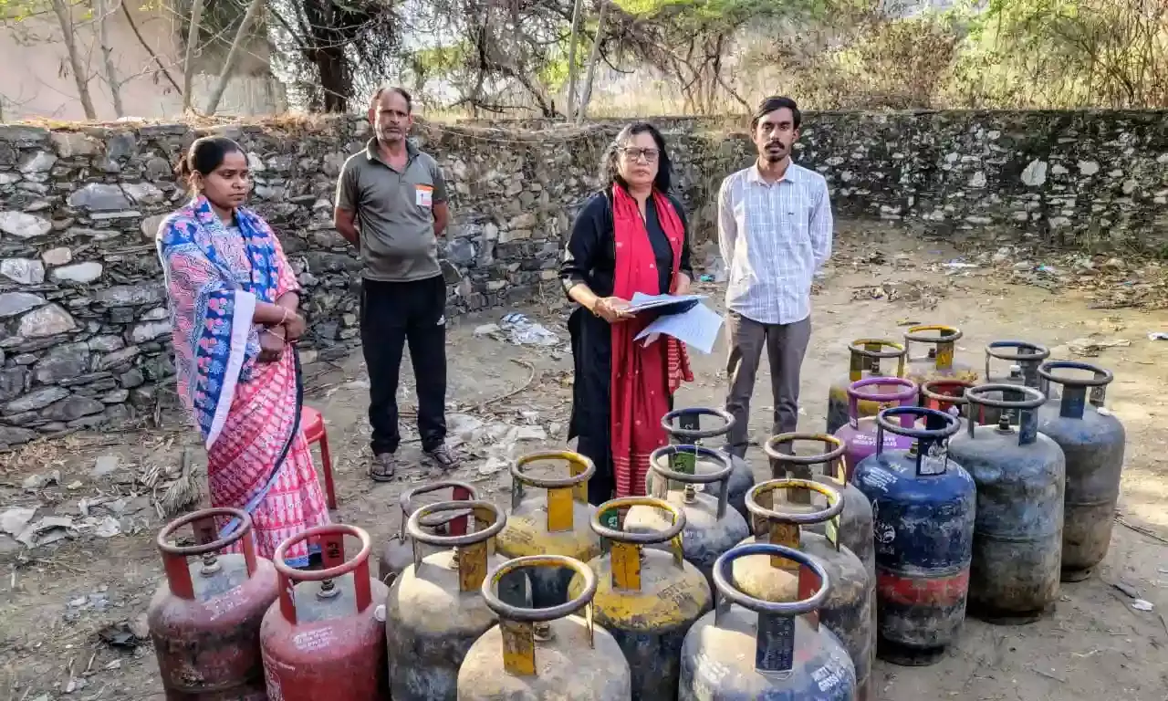 16 व्यावसायिक व 10 घरेलू गैस सिलेण्डर जब्त,रसद विभाग ने की कार्यवाही