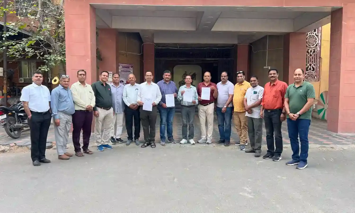 शिक्षण व्यवस्था पर संकट: जनगणना ड्यूटी में नियमों की अनदेखी, शैक्षिक महासंघ ने जिला कलेक्टर को सौंपा ज्ञापन