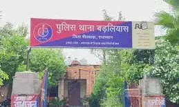 खाकी का खौफ: नदी में पुलिस की दबिश,  डंपर और जेसीबी जब्त, दो गिरफ्तार