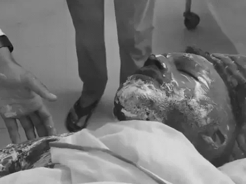 उधारी के रुपए मांगना पड़ा भारी, युवक को पेट्रोल डालकर जिंदा जलाया; इलाज के दौरान मौत उधारी के रुपए मांगना पड़ा भारी, युवक को पेट्रोल डालकर जिंदा जलाया; इलाज के दौरान मौत