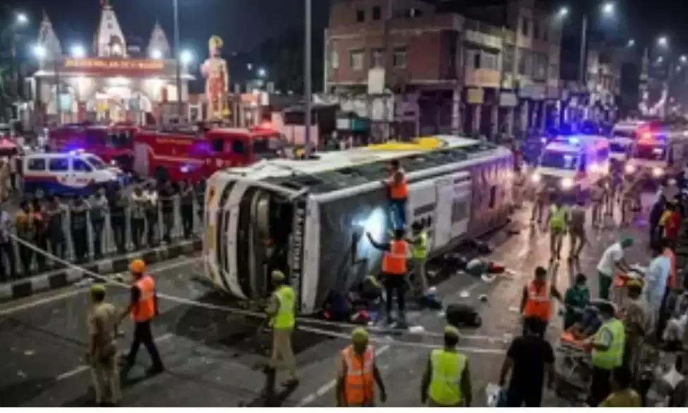 दिल्ली के करोल बाग में भीषण सड़क हादसा, राजस्थान की बस पलटी, 2 की मौत