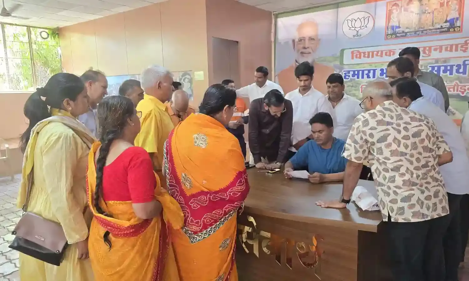 गायत्री शक्तिपीठ में टिन शेड निर्माण हेतु विधायक आक्या को सौंपा ज्ञापन, यूआईटी सचिव को दिए निर्देश